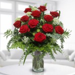 12 Classic Red Roses